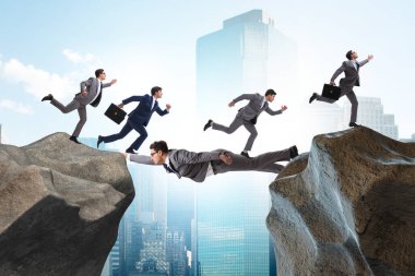 İşadamı destek konseptinde köprü görevi görüyor