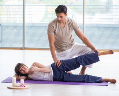 Spor salonunda antrenörlük yapıyor.