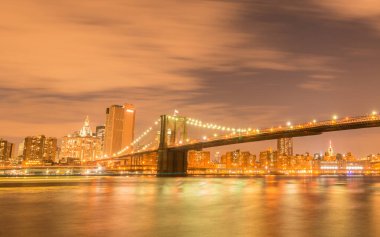 Manhattan ve Brooklyn köprüsünün gece manzarası