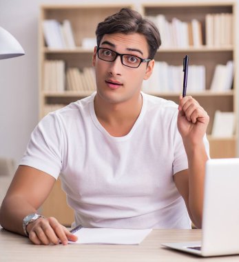 Ofiste çalışan genç adam.