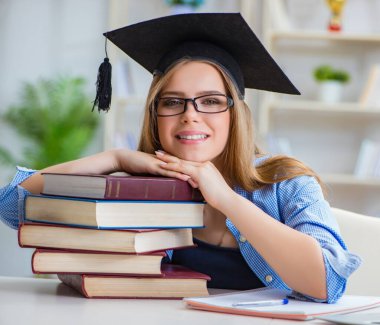 Evde sınava hazırlanan genç kız öğrenci.