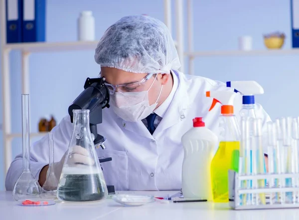 Homem no laboratório testando novo detergente solução de limpeza — Fotografia de Stock