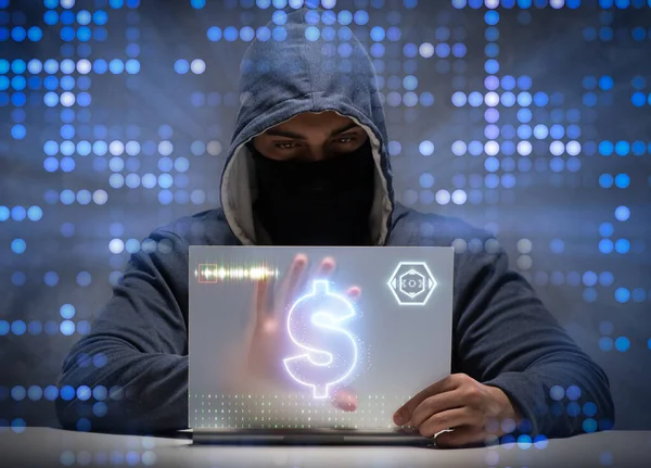 Хакер крадет деньги из банка — стоковое фото