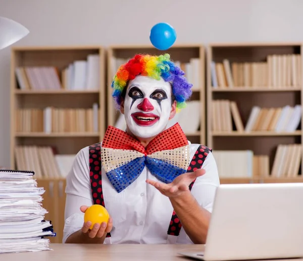 Clown-Geschäftsmann arbeitet im Büro — Stockfoto