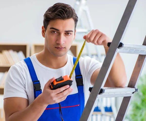 Reparador trabajando con cinta métrica — Foto de Stock