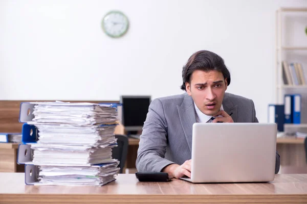 Junge männliche Mitarbeiter unzufrieden mit exzessiver Arbeit — Stockfoto