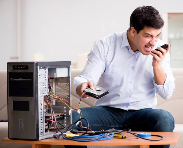 Cliente enojado tratando de reparar el ordenador con soporte telefónico —  Fotos de Stock