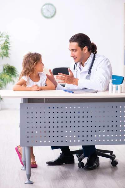 Jeune médecin pédiatre avec petite fille — Photo