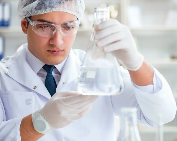 Científico joven investigador haciendo una prueba de contaminación de agua expe —  Fotos de Stock