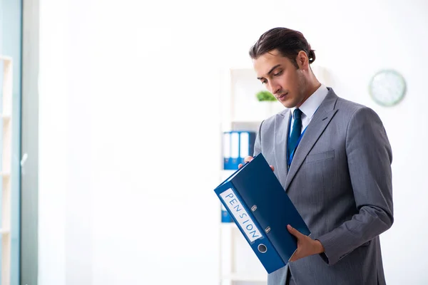 Jonge mannelijke accountant werkzaam in het kantoor — Stockfoto