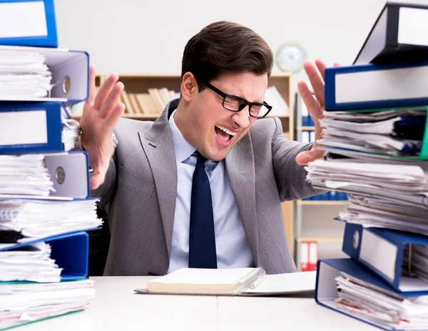 Empresário ocupado sob estresse devido ao excesso de trabalho — Fotografia de Stock