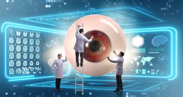 Läkare undersöker jätte öga i medicinska konceptet — Stockfoto
