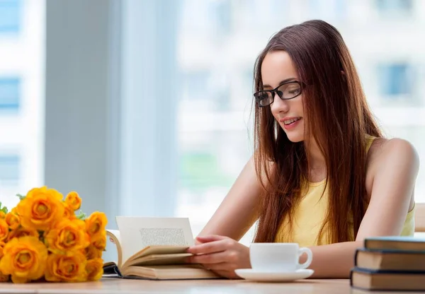 Giovane donna che si prepara per gli esami scolastici — Foto Stock