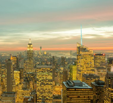 Günbatımında New York Manhattan 'ın gece manzarası