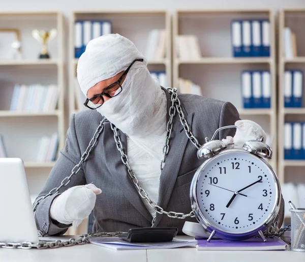 Trabajador de negocios vendado que trabaja en la oficina haciendo papelería —  Fotos de Stock