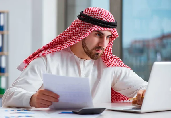 Arabische zakenman werkt op laptop computer — Stockfoto