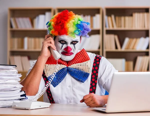 Clown affärsman som arbetar på kontoret — Stockfoto