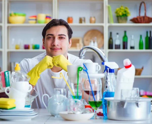 Homem desfrutando de tarefas de lavagem de pratos em casa — Fotografia de Stock