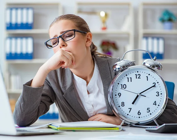 Mujer empresaria jefe contable trabajando en la oficina — Foto de Stock