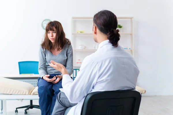 Paciente enferma mental durante la visita al médico — Foto de Stock