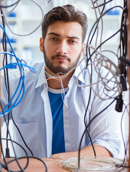 Elektricien probeert te ontwarren draden in reparatie concept — Stockfoto