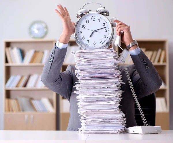 Geschäftsmann kämpft mit schwierigen Fristen — Stockfoto