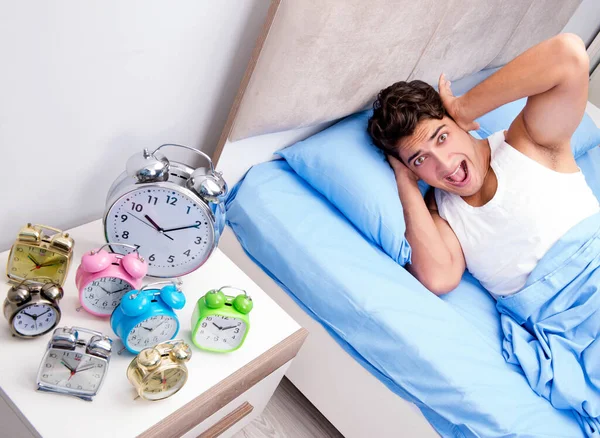 Han har svårt att vakna på morgonen. — Stockfoto