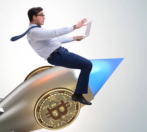 Geschäftsmann fliegt mit Rakete im Bitcoin-Preiskampf — Stockfoto