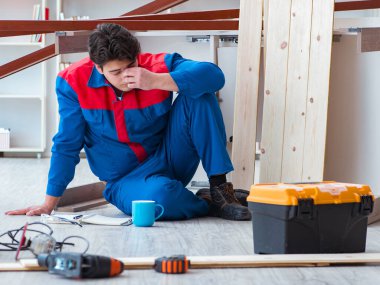 Genç marangoz kendini kötü hissetmekten yoruldu.