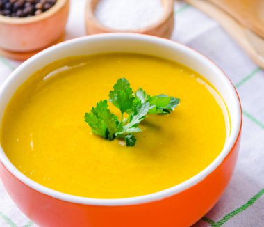 Masada servis edilen kabak çorbası.