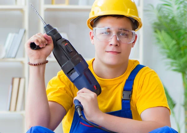 Jovem montando paletes de madeira — Fotografia de Stock