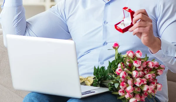 Ung man gör äktenskap frieri över internet bärbar dator — Stockfoto