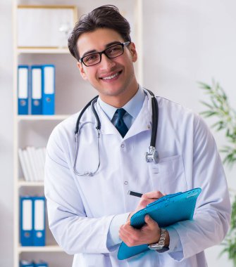 Erkek ve kadın doktor hastanede tartışıyorlar.