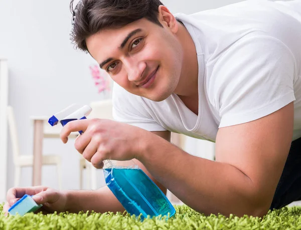 Joven marido hombre limpieza piso en casa — Foto de Stock