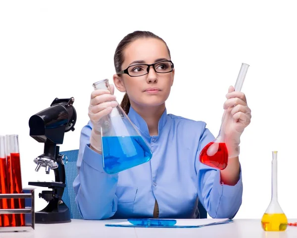 实验室化学家使用显微镜和管 — 图库照片