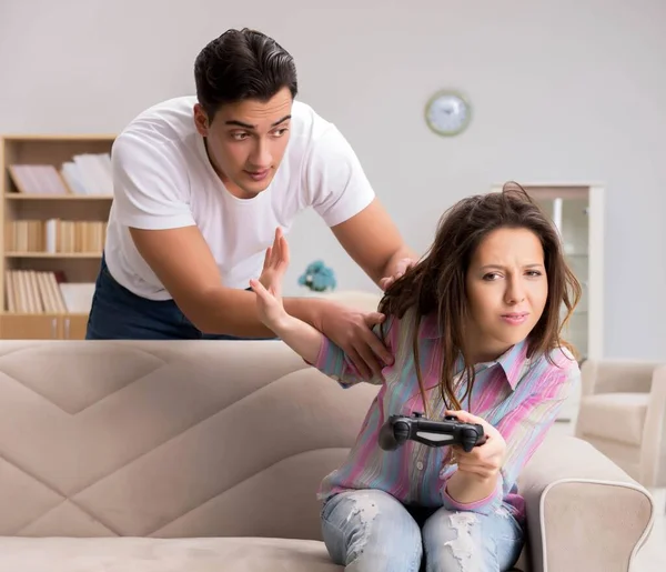 Jovem família sofrendo de dependência de jogos de computador — Fotografia de Stock