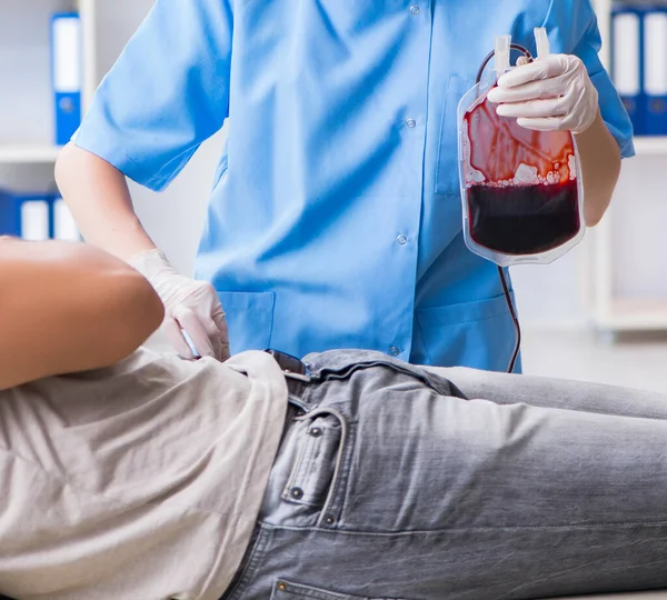 Patient bekommt Bluttransfusion in Klinik — Stockfoto