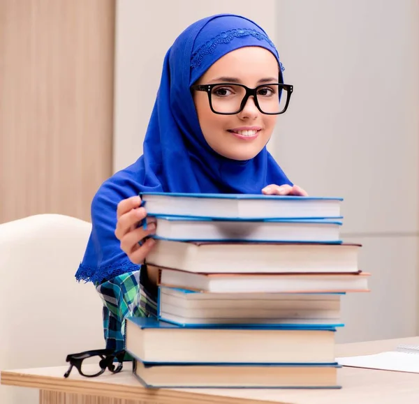 Muslimsk flicka förbereder sig för inträde tentor — Stockfoto