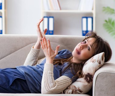 Kocası tarafından dövülen psikolog bir kadın.