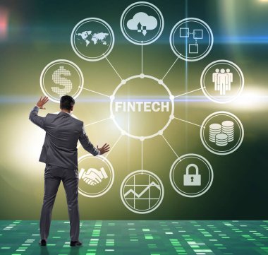 Fintech konseptinde düğmelere basan iş adamı