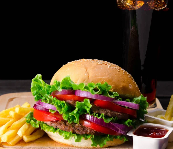 Burger σερβίρεται σε ψωμάκι στη διατροφή έννοια fast food — Φωτογραφία Αρχείου