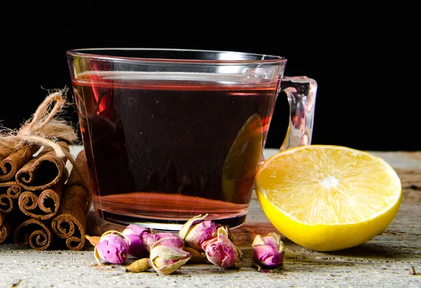 Thé aux fruits dans la tasse servie sur la table — Photo