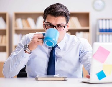 Ofiste çalışan bir işadamı.