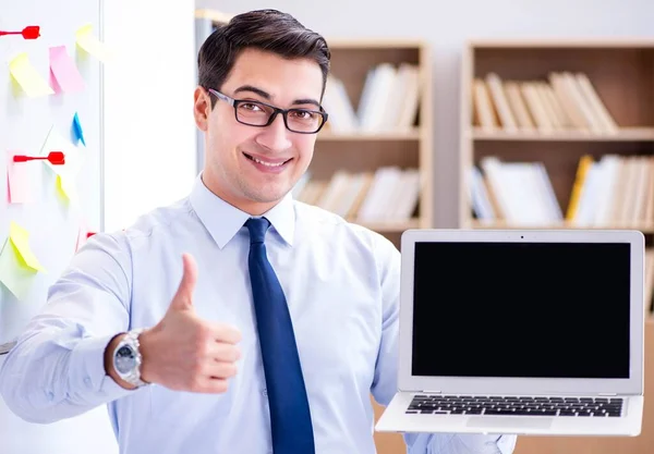 Jonge zakenman aantonen van het scherm van zijn laptop — Stockfoto