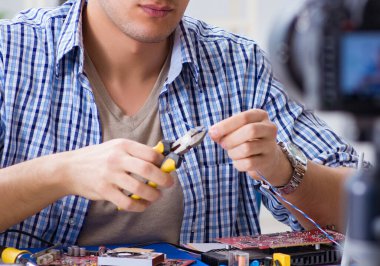 vlog kaydedici video günlüğü için kamera önünde bilgisayar onarımı yapıyor