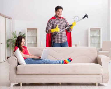 Süper kahraman koca karısına evde yardım ediyor.