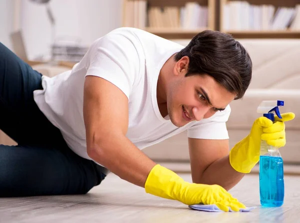 Hombre marido limpieza de la casa ayudando esposa — Foto de Stock