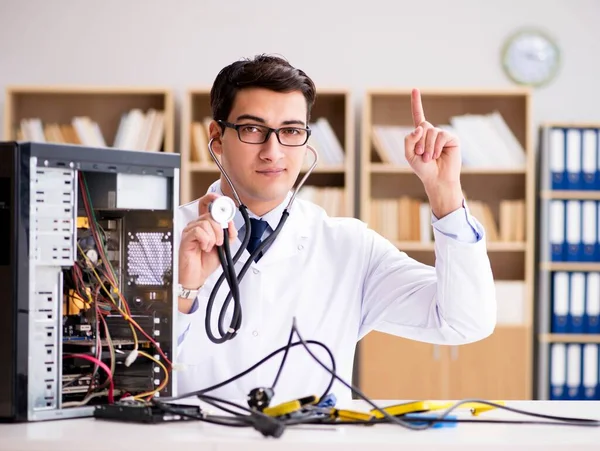 Técnico de TI reparar computador desktop pc quebrado — Fotografia de Stock