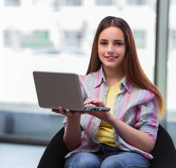 Młoda dziewczyna surfing internet na laptopie — Zdjęcie stockowe