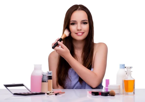 Mulher fazendo maquiagem isolada no branco — Fotografia de Stock